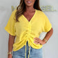 Alkalmi női felső V-nyakkivágással és nyakkendővel elöl, rövid ujjakkal